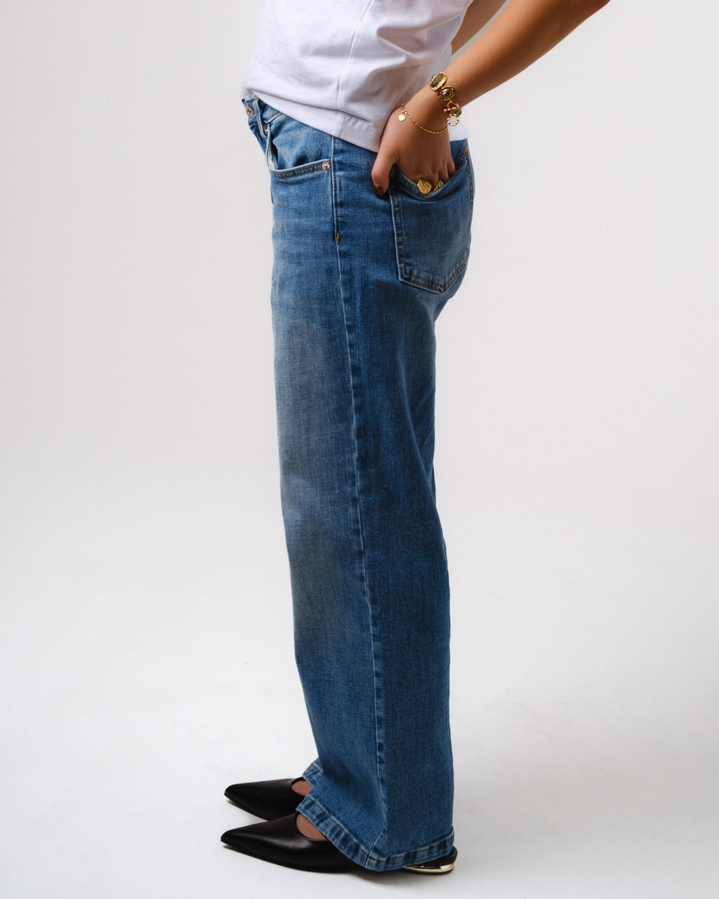 a person wearing a white shirt and blue jeans